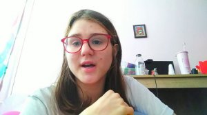 Дарья Кожанова надувает новый круг и не новый (но хороший) мяч