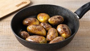 Молодой картофель на сковороде