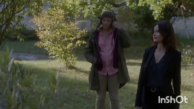 Смотреть  французские детективы. Сериал "Капитан Марло". Такого ещё не было, нагишом на сцене!