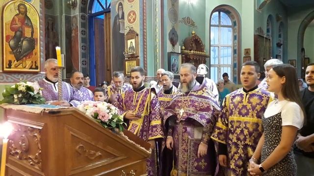 Поклонение Кресту по чину Крестопоклонной Недели.