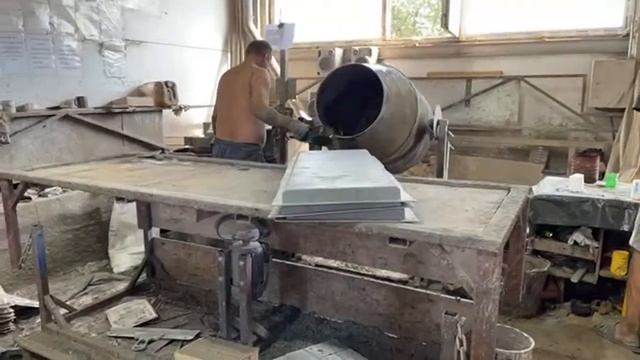 Производство парапетных плит по технологии «Мрамор из бетона», заливка в цвете «Белый мрамор»