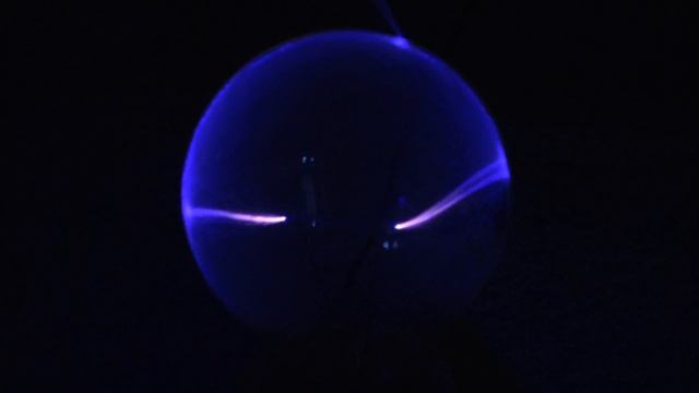 Самодельный плазменный шар Tеслы из лампы смотреть онлайн