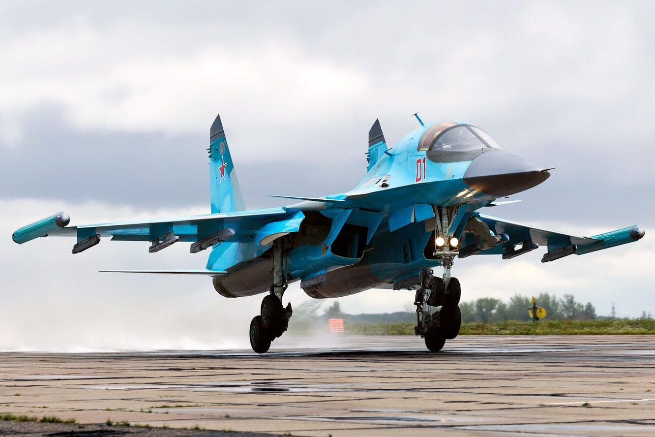 К какой авиации относится самолет су 34. Истребителm-бомбардировщик Су-34. Су34 самолет ВВС России. Су-34 двухдвигательный реактивный самолёт. Су-34 с бомбами.