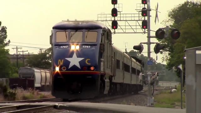 Красивое видео проезд скоростного поезда в США. Тепловоз мчится с пассажирскими вагонами в Америке