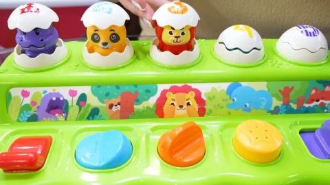 Маленькая Вера - Медведь играет в игрушки для малышей на выставке Мир Детства