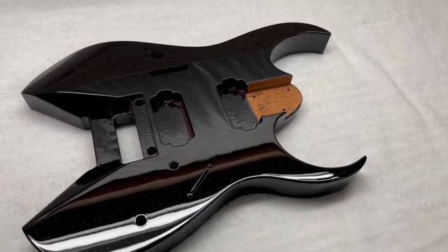 Custom Reb Beach Ibanez Voyager - Pearl Black paint by Sims Custom Shop смотреть онлайн