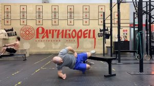 Динамическая копенгагенская планка с согнутыми в коленях ногами