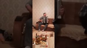 на баяне