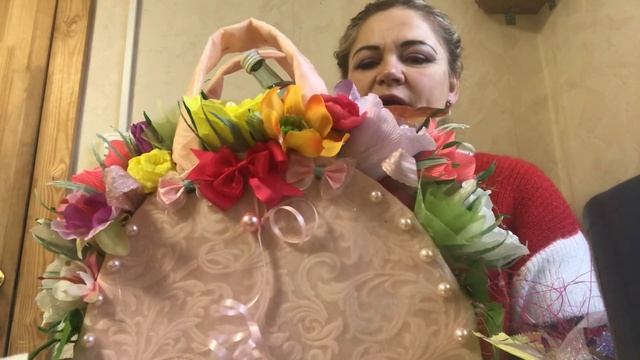 Сумочка с розами из гофрированной бумаги с конфетами, делайте и наслождайтесь красотой смотреть онлайн