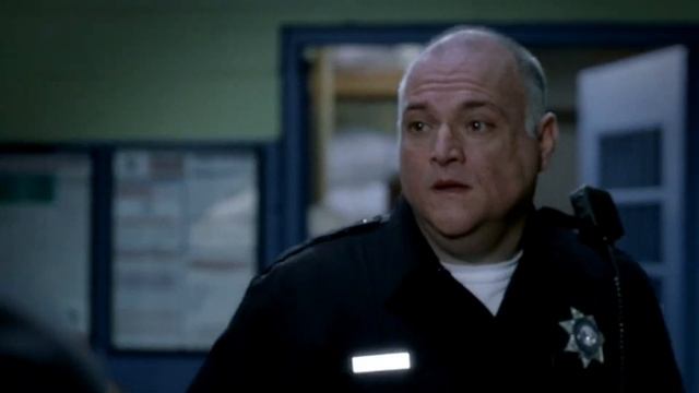 Побег 1 сезон ( Роя Гири подставляют. Майкл просит защиту у директора) смотреть онлайн