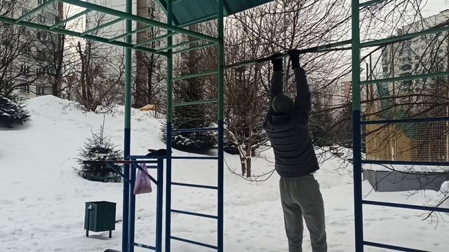 Увидел у Дениса Семенихина про 40 подтягиваний и 40 отжиманий от брусьев за 10 мин.Решил попробоват смотреть онлайн