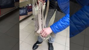 Повседневная не дорогая кожаная сумка.