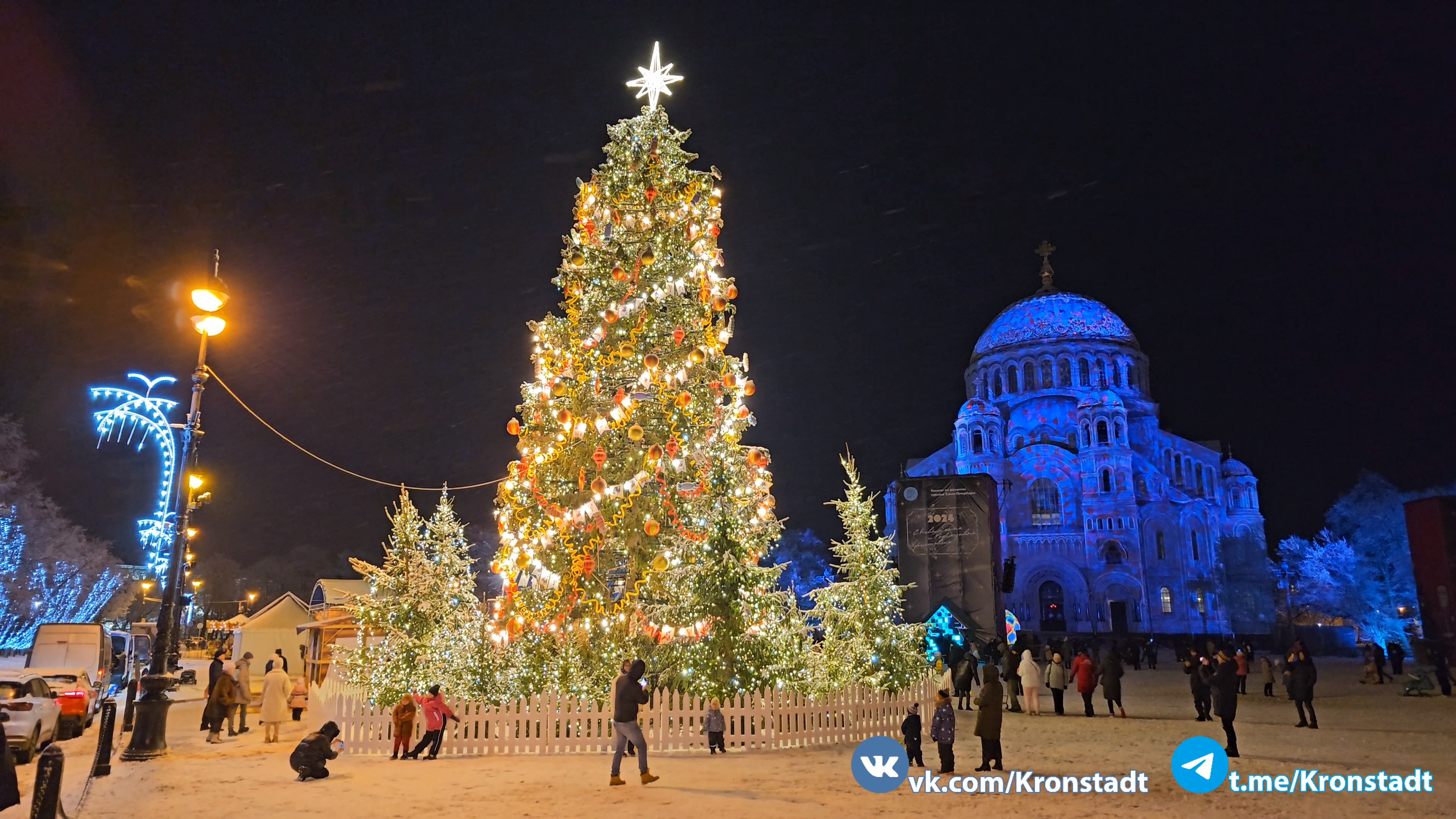 Новогодняя атмосфера на Якорной площади в Кронштадте. 23.12.2023 г.