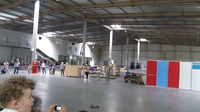 Демо-полет Юрия Рогового на выставке "Мужские игрушки 2013" 17-19 мая 2013 года. смотреть онлайн