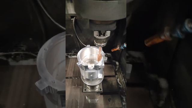 Электроэрозионная обработка детали на прошивном станке Sodick AQ35 смотреть онлайн