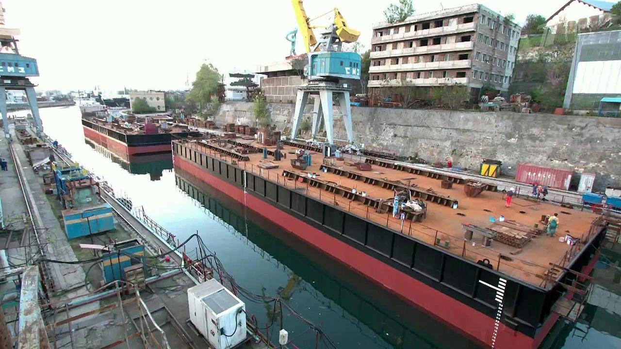 В Крыму спустили на воду понтоны, с помощью которы...перевозить и монтировать арки Керченского моста