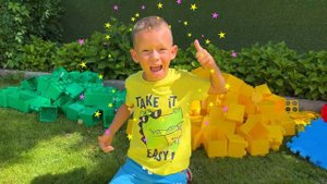София и Макс построили игровые домики для детей из цветных блоков! Sofia and playhouse for kids