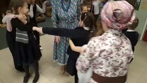 Русская народная игра " Заплетайся, плетень"