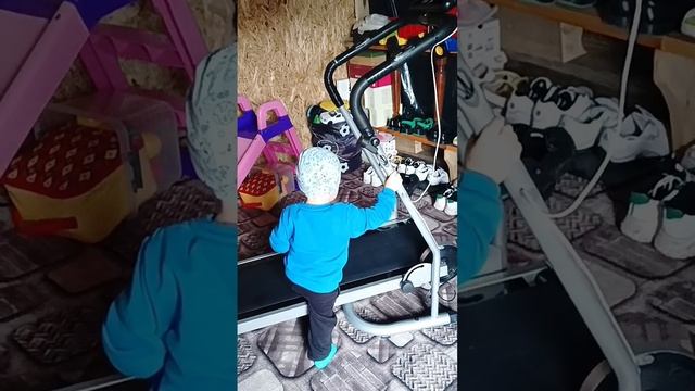 Бедный ребёнок ?Не кормят! Поехали на занятия ? Будьте добрее!!! смотреть онлайн