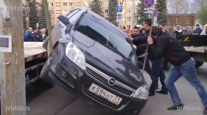 Эвакуатор уронил автомобиль