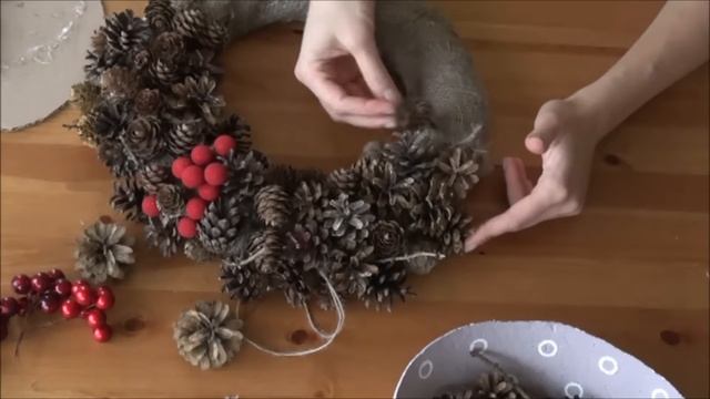 DIY Рождественский венок из шишек своими руками. Как сделать новогодний венок. Основа для венка. смотреть онлайн