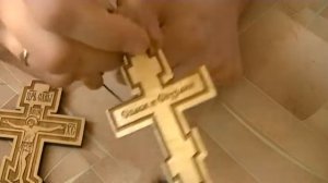 крест и подвеска крест деревянная в авто