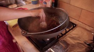 На кухонной плите, как на костре - готовим плов в чугунном казане