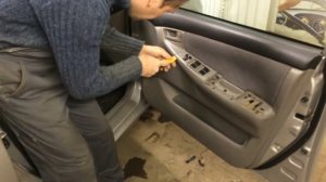 Разбор обшивки передней двери toyota corolla 2001