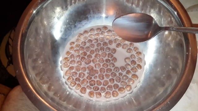 ASMR EATING SOUNDS. ШОКОЛАДНЫЕ ШАРИКИ НЕСКВИК С МОЛОКОМ. ОБЖОР. смотреть онлайн