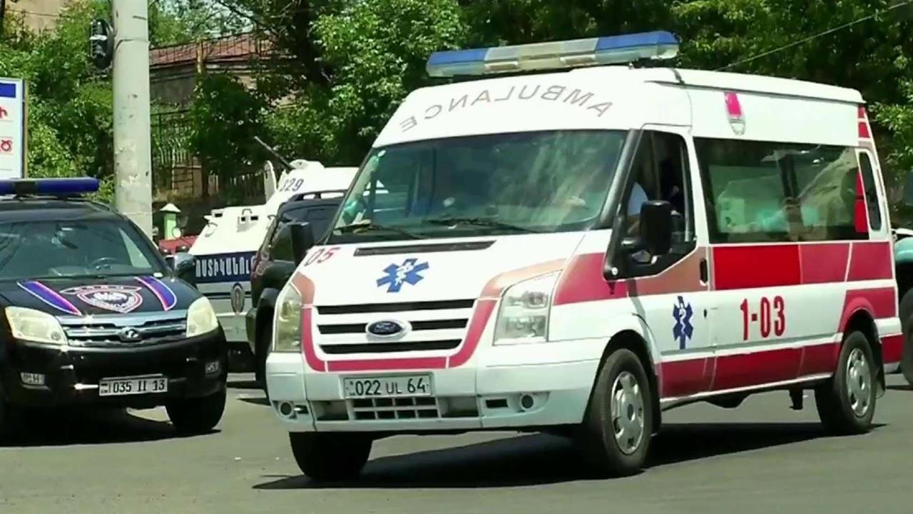 Четверо полицейских пострадали в Ереване во время ... у захваченного полка патрульно-постовой службы