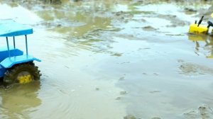 Школьный автобус застрял в болоте