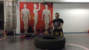 Тайский бокс. Спецупражнения на покрышке для отработки концентрации ударов руками.