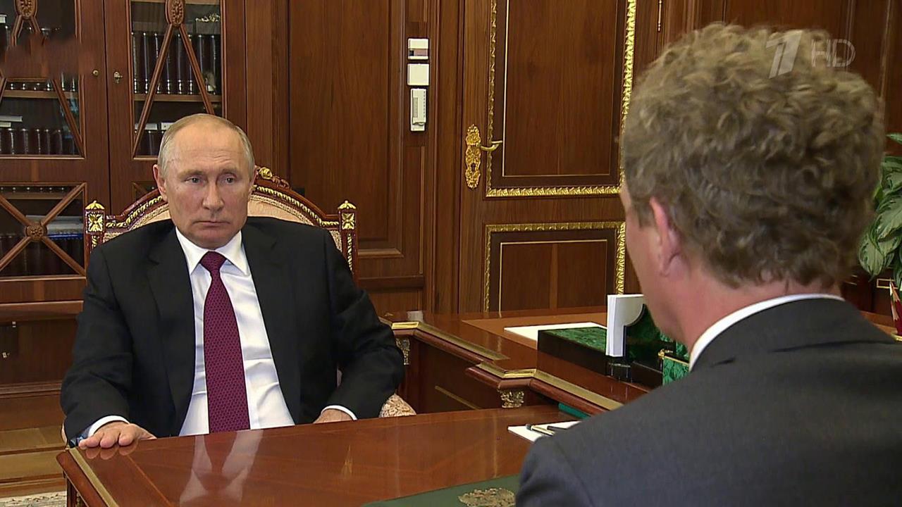 Собираемость налогов и меры поддержки бизнеса обсу...Владимир Путин и руководитель ФНС Даниил Егоров