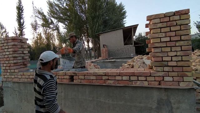Чёрный кладка Оддий ґишт териш.Усталар ишни бошлашди.2-видео.