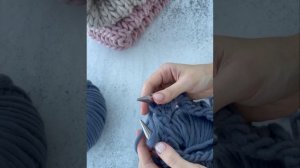 Вяжем  шапку за 1 час. Шапка из толстой перуанской шерсти. Объёмная шапка спицами. Вязаная шапка.