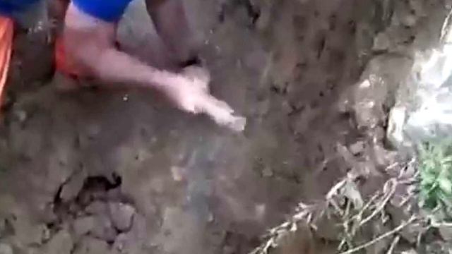 Он просто начал скалывать засохшую глину. Ты ахнешь, когда увидишь, что она скрывала! смотреть онлайн