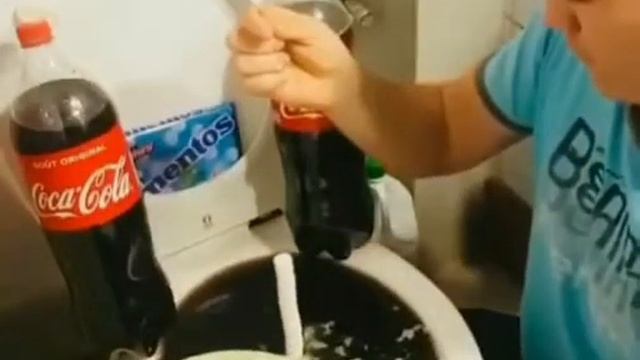 Ментос и кола в унитазе