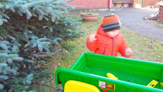 Машина сломалась, отлетело колесо! Малыш пришел на помощь и помогает Маме починить машину
