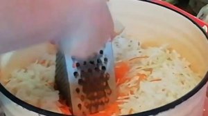 Солим капустку! Весело солим))