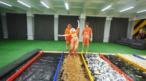 Попробуй не испачкаться на ГРЯЗНОЙ ДОРОЖКЕ - челлендж !