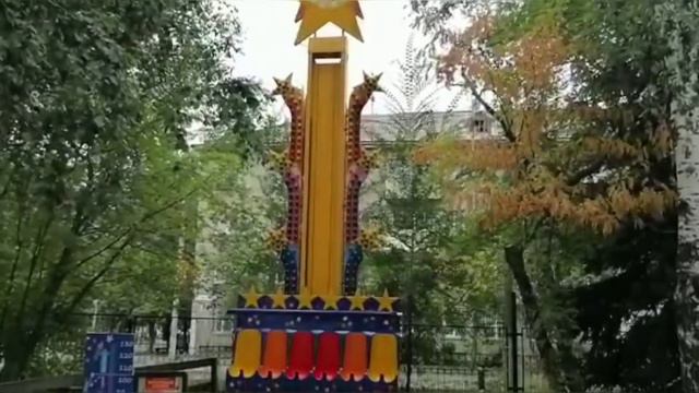 Маленькая Катя развлекается в парке аттракционов Карусели Видео для детей смотреть онлайн