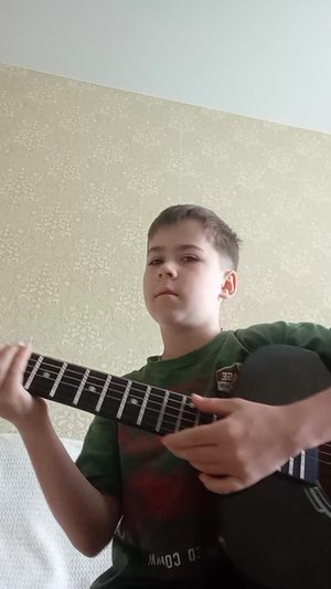 играю на гитаре