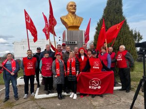 ЛЕНИН ЖИЛ, ЛЕНИН ЖИВ, ЛЕНИН БУДЕТ ЖИТЬ!