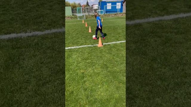 Slalom mit dem schwächeren Fuß⚽️