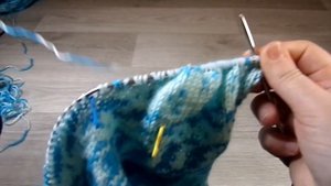 Горловина  и скос плеча переда. Вяжем правую и левую стороны укороченными рядами. Джемпер Часть 3