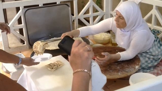 Турецкая сама популярная уличная  еда лепешки "Гезлеме"