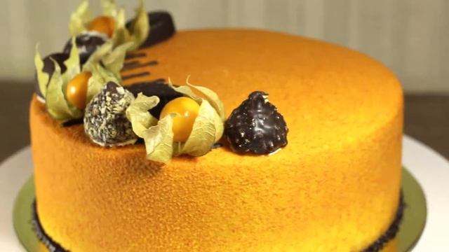 Торт праздничный велюровый, украшенный конфетами и физалисом