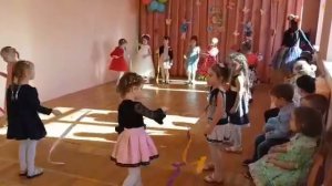 средняя группа "танец с ленточками" 8 марта