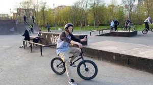 Катаемся на Bmx в парке 300-летия Санкт-Петербурга | Вечерняя катка с друзьями @YAKIMV