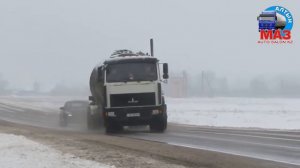 МАЗ занесло на скользкой дороге - выравнивание